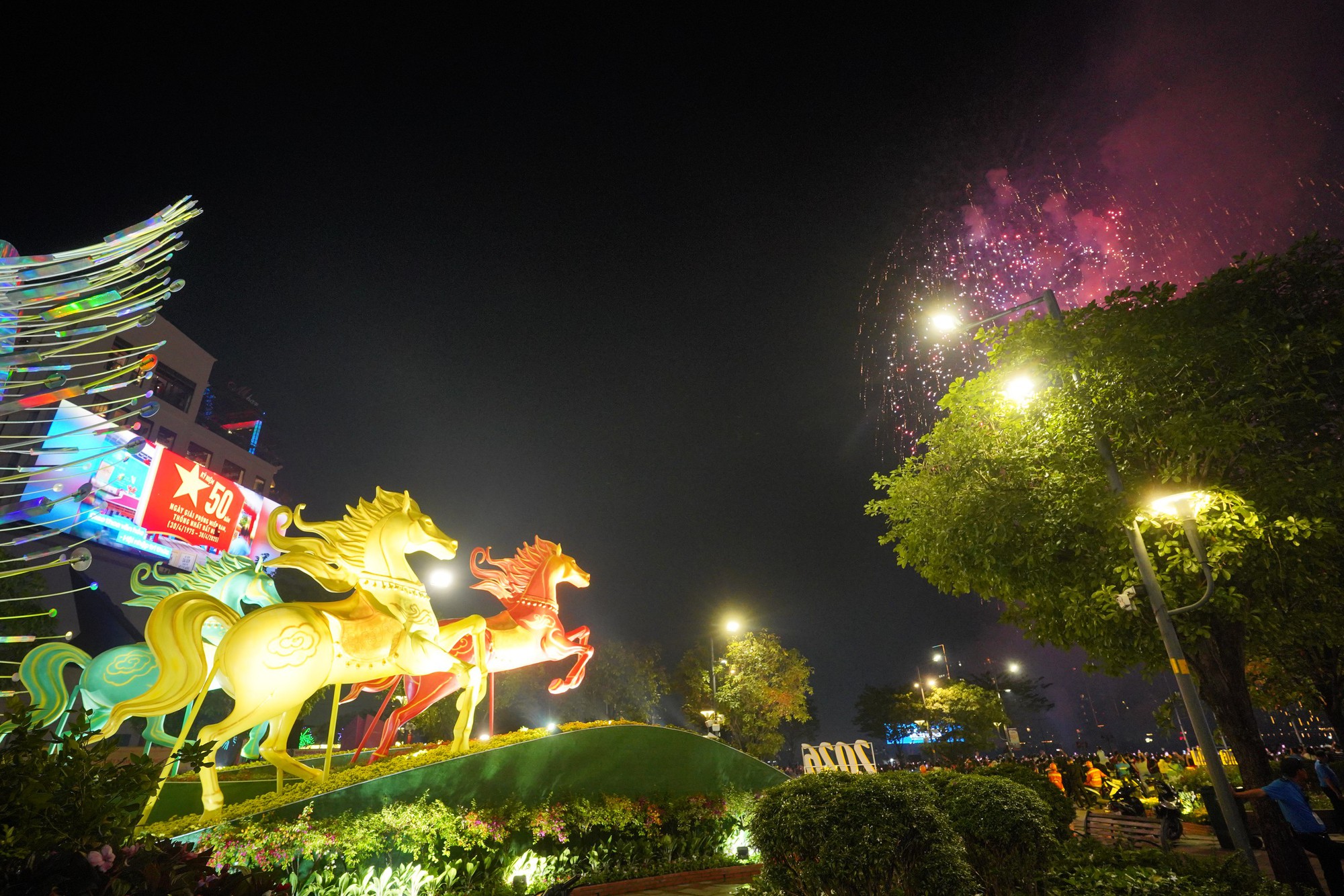 Pháo hoa rực rỡ trên bầu trời, chào đón năm mới 2026- Ảnh 31.