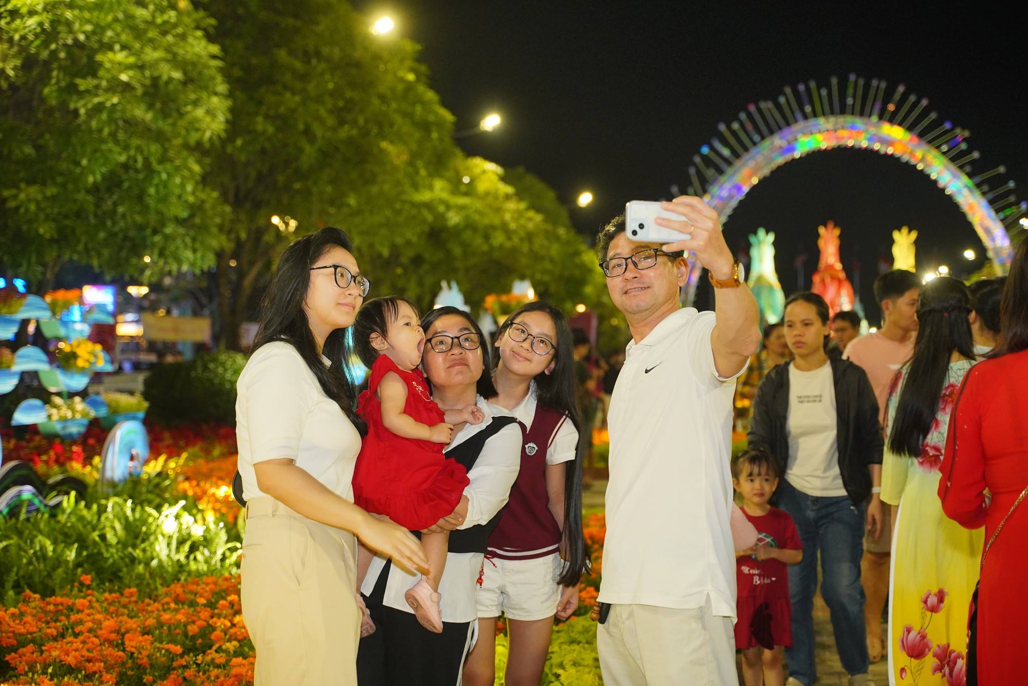 Pháo hoa rực rỡ trên bầu trời, chào đón năm mới 2026- Ảnh 19.