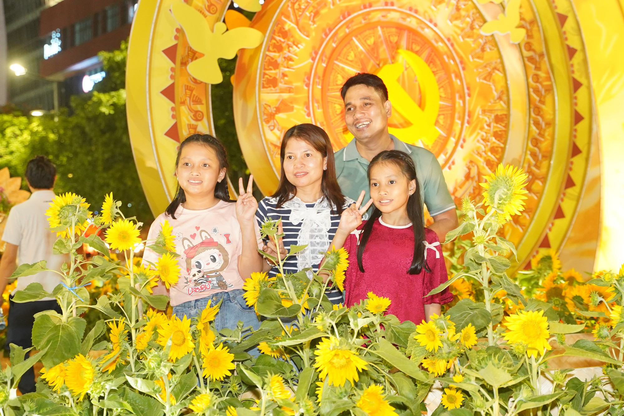 Pháo hoa rực rỡ trên bầu trời, chào đón năm mới 2026- Ảnh 20.