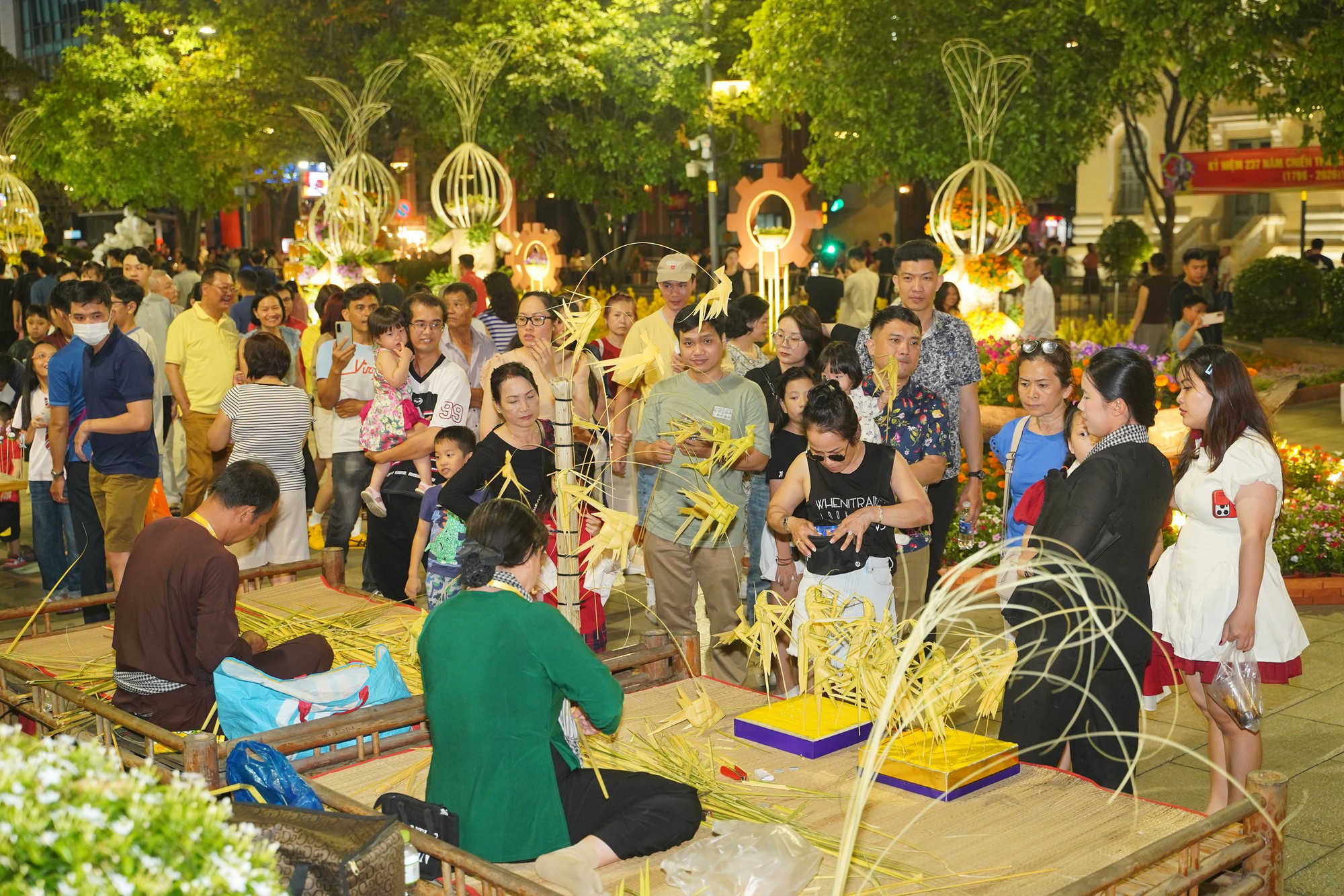 Pháo hoa rực rỡ trên bầu trời, chào đón năm mới 2026- Ảnh 16.