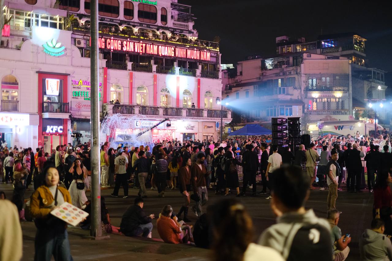 Pháo hoa rực rỡ trên bầu trời, chào đón năm mới 2026- Ảnh 13.