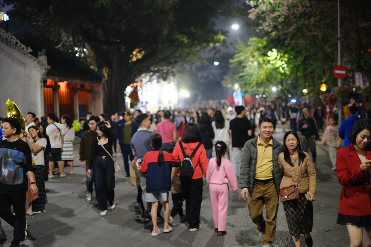 Pháo hoa rực rỡ trên bầu trời, chào đón năm mới 2026- Ảnh 12.