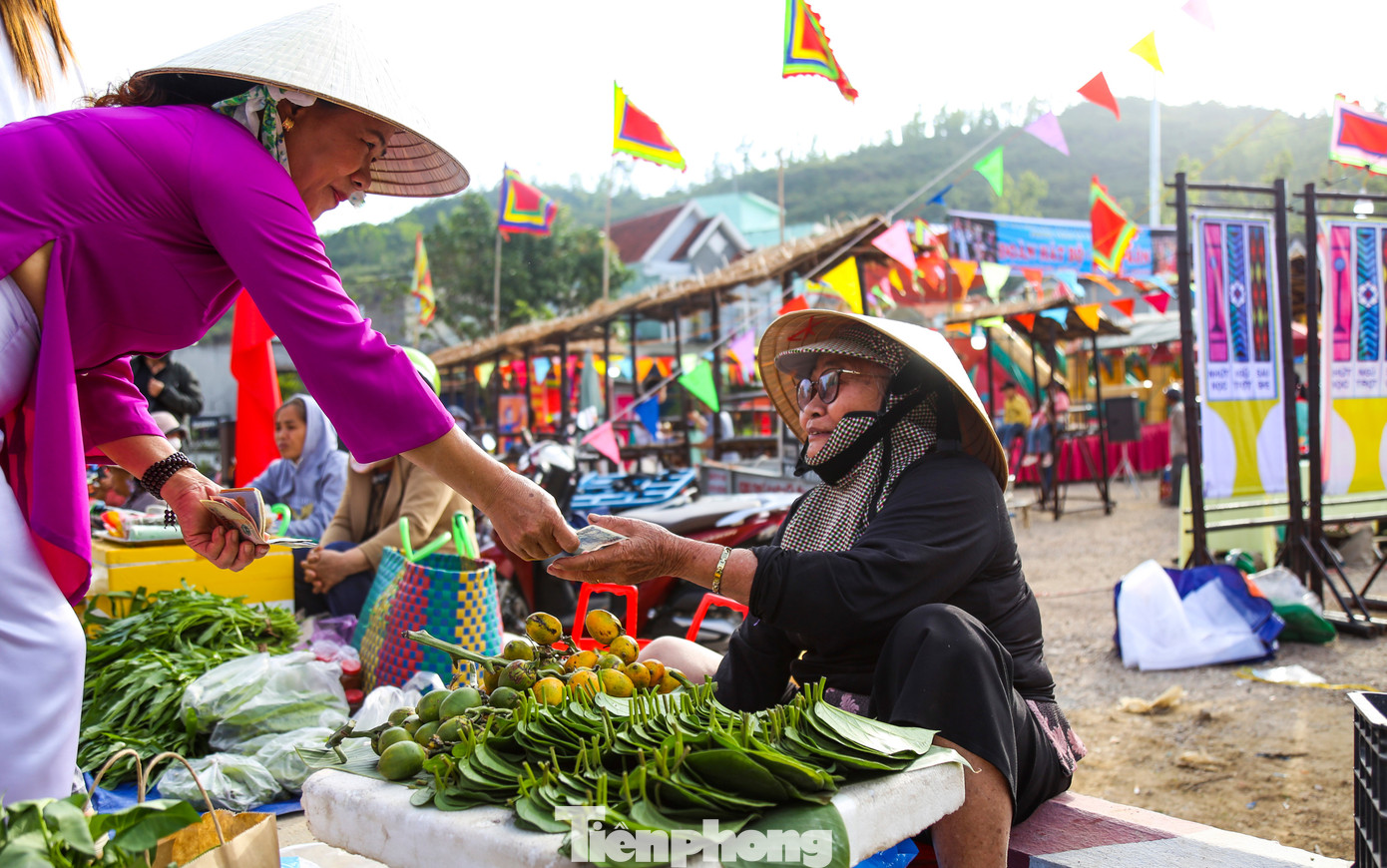 Phiên chợ Gò độc nhất ở Gia Lai ngày mùng 1 Tết 2026 - Ảnh 2.