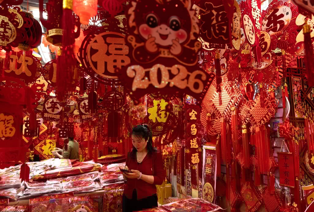 Cú lừa thế kỷ tại tiệc tất niên: Nhân viên hí hửng trúng iPhone 17 Pro Max, về nhà mở hộp chỉ thấy gạch men và kẹo - Ảnh 3.