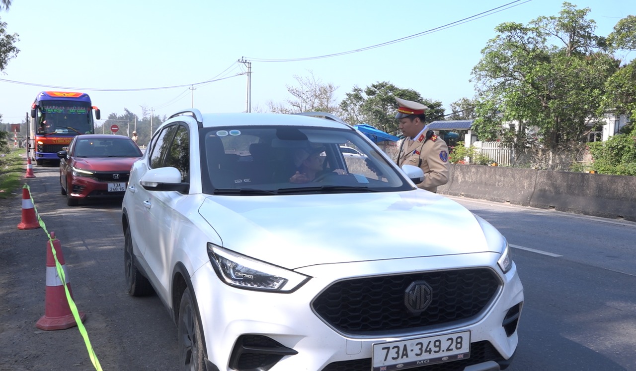 Mùng 1 Tết ở Quảng Trị: Kiểm tra 781 phương tiện, 23 tài xế vi phạm nồng độ cồn - Ảnh 1.