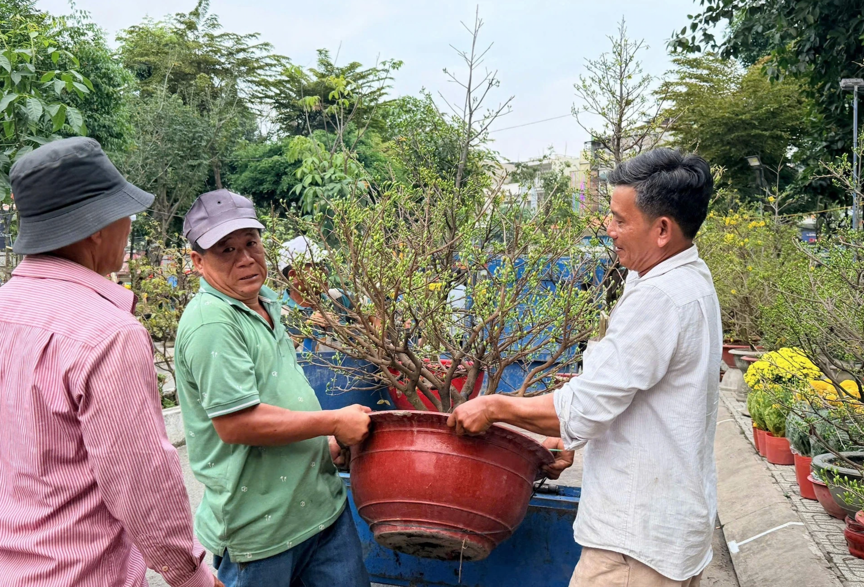 Những việc làm "hốt bạc" ngày Tết ở TPHCM - Ảnh 3.