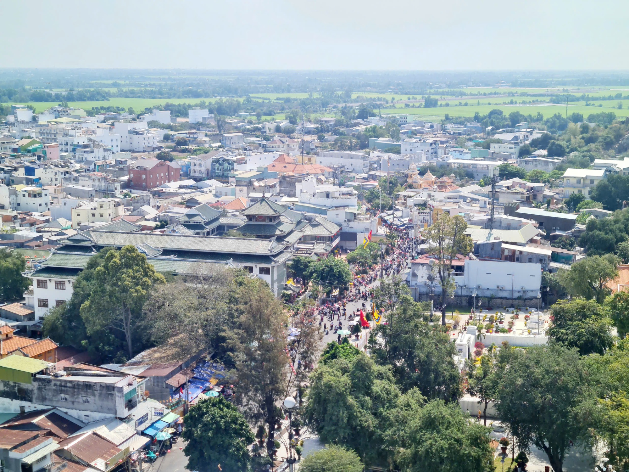 Khách du Xuân vùng Bảy Núi và Phú Quốc bất ngờ tăng cao trong 3 ngày Tết - Ảnh 1.