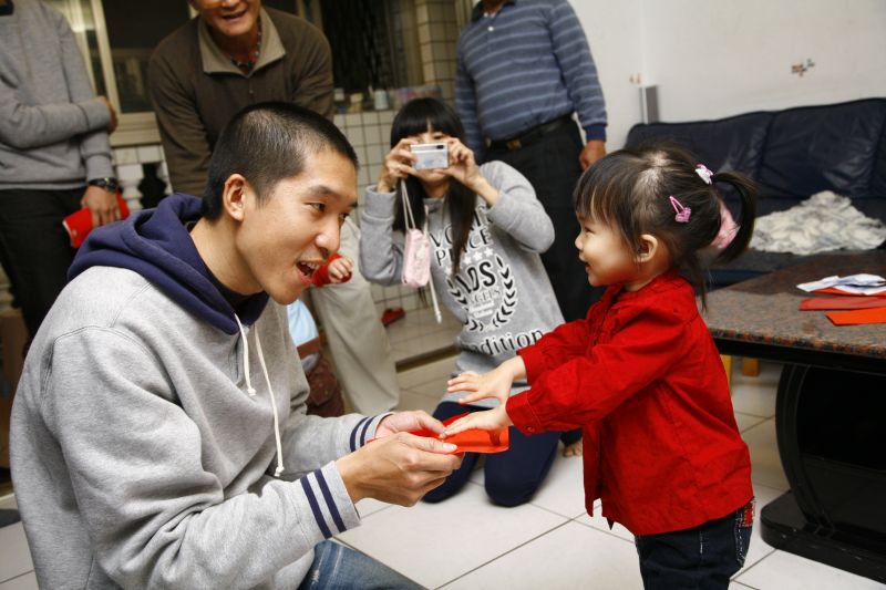 Đầu năm chẳng cần xem tử vi, cứ thái độ của cha mẹ với lì xì của con là biết ngay tương lai đứa trẻ giàu hay nghèo - Ảnh 1.