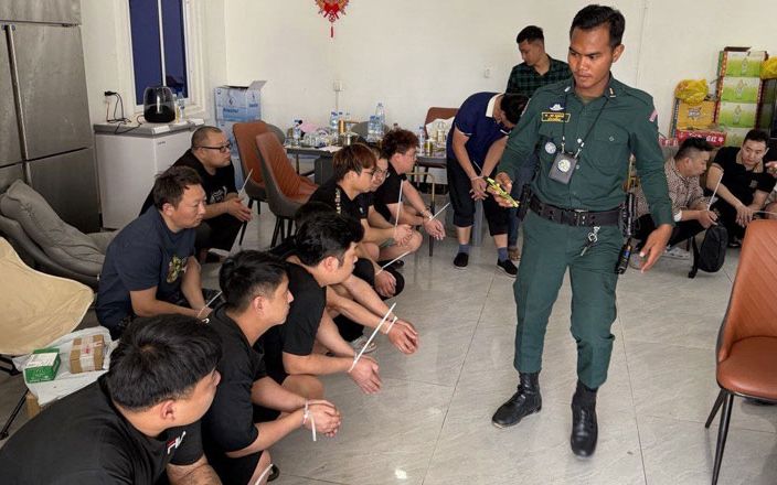 Campuchia trục xuất hơn 1.000 người liên quan lừa đảo trực tuyến- Ảnh 1.