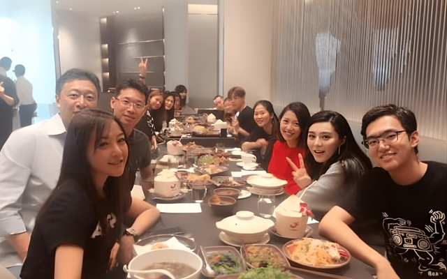 Đầu năm đi họp lớp, gặp người bạn nhà giàu nhất năm xưa, chúng tôi chết lặng- Ảnh 1.