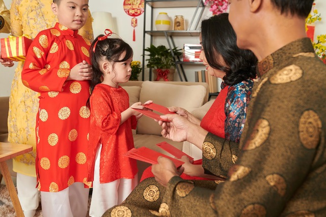 Cha mẹ EQ cao sẽ không nói với con 4 câu này khi nhận lì xì - Ảnh 1.