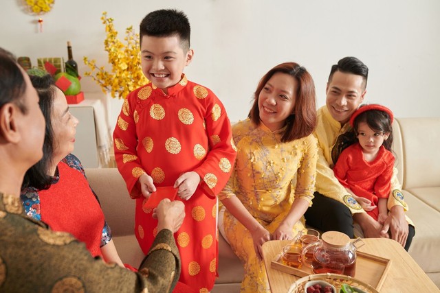 Cha mẹ EQ cao sẽ không nói với con 4 câu này khi nhận lì xì - Ảnh 2.