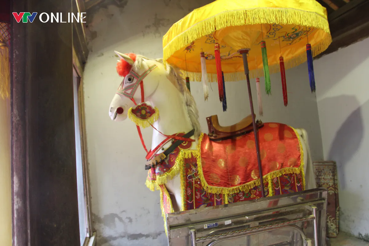 Người dân tấp nập đội mưa về đền Bạch Mã cầu may đầu năm mới - Ảnh 1.