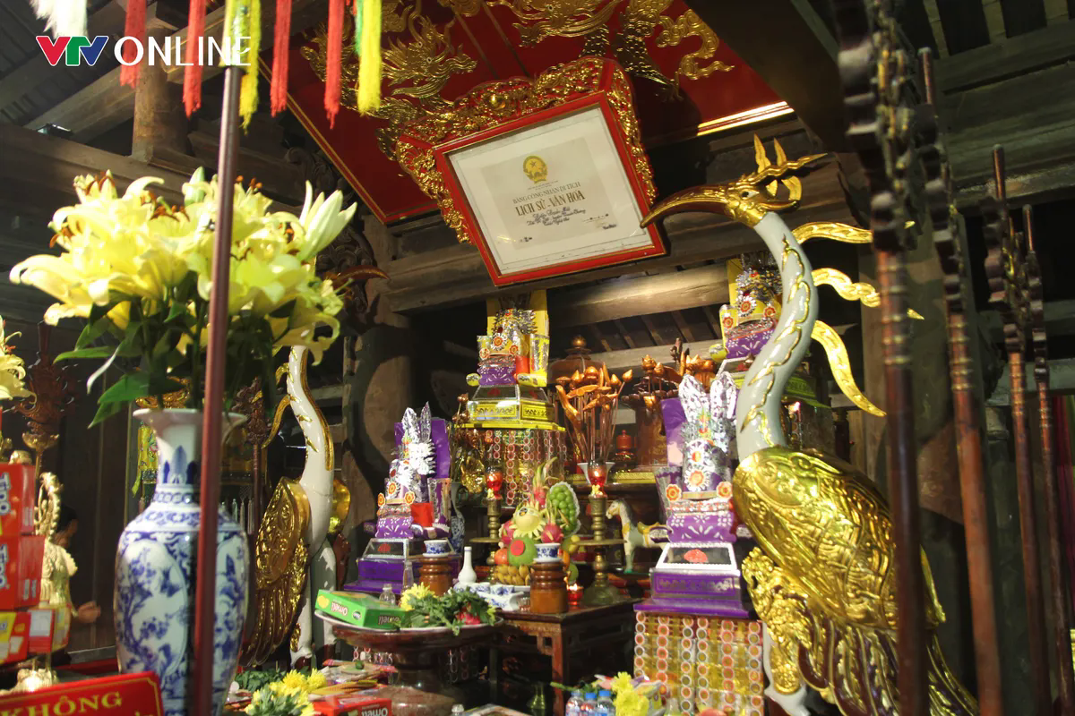 Người dân tấp nập đội mưa về đền Bạch Mã cầu may đầu năm mới - Ảnh 2.