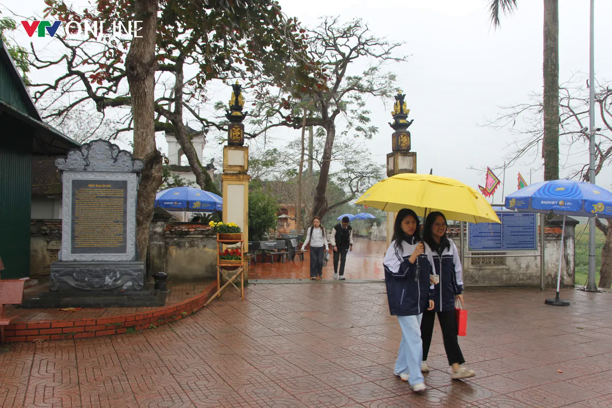 Người dân tấp nập đội mưa về đền Bạch Mã cầu may đầu năm mới - Ảnh 3.