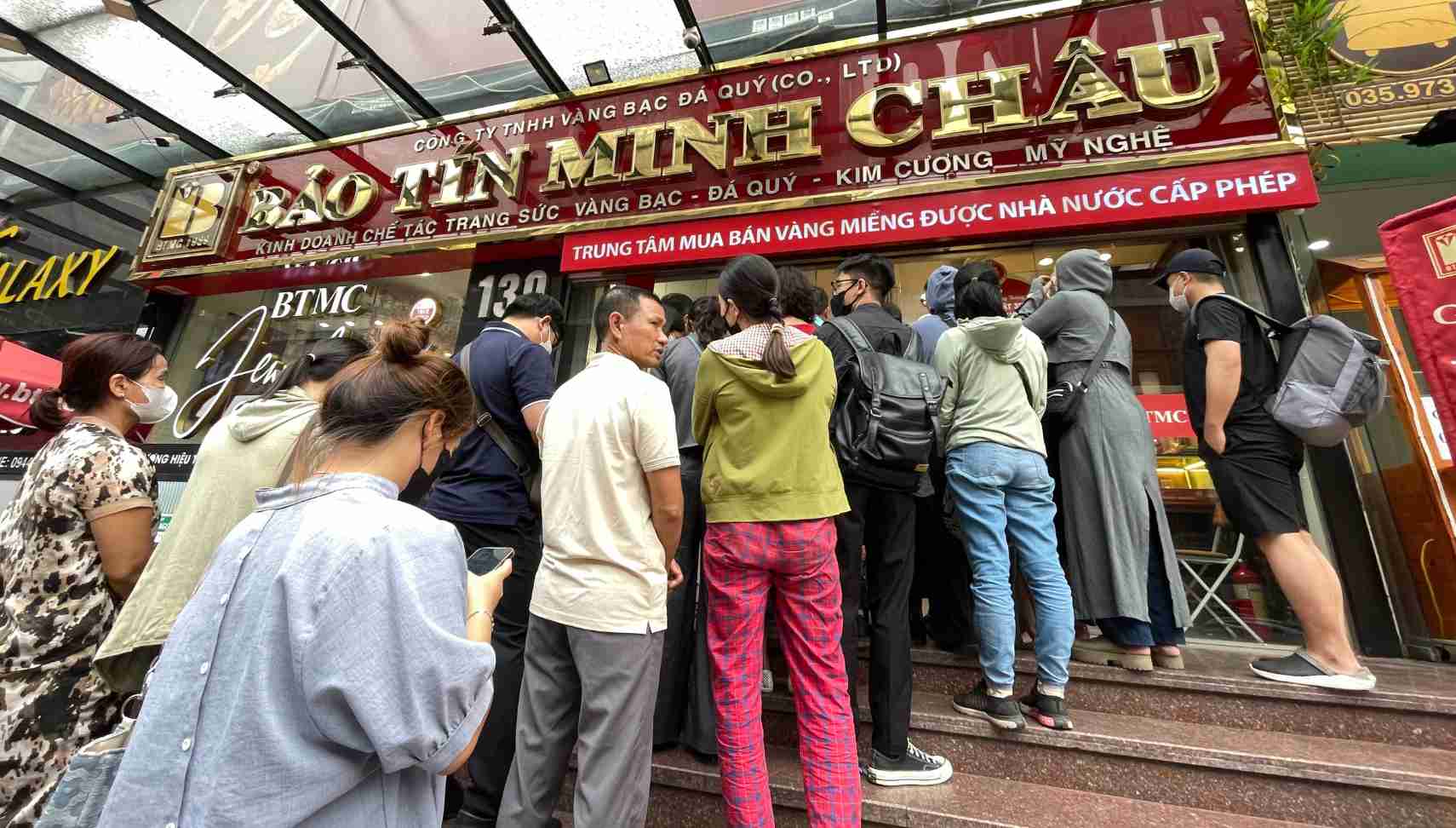 Giá vàng giảm mạnh chỉ còn hơn 160 triệu/cây: Người xếp hàng mua phải biết điều này để không mất công