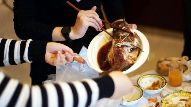 Mắc 2 loại ung thư trong 3 năm, người đàn ông ân hận: "Giá như tôi tránh xa 5 thói quen ăn uống này sớm hơn!"- Ảnh 2.