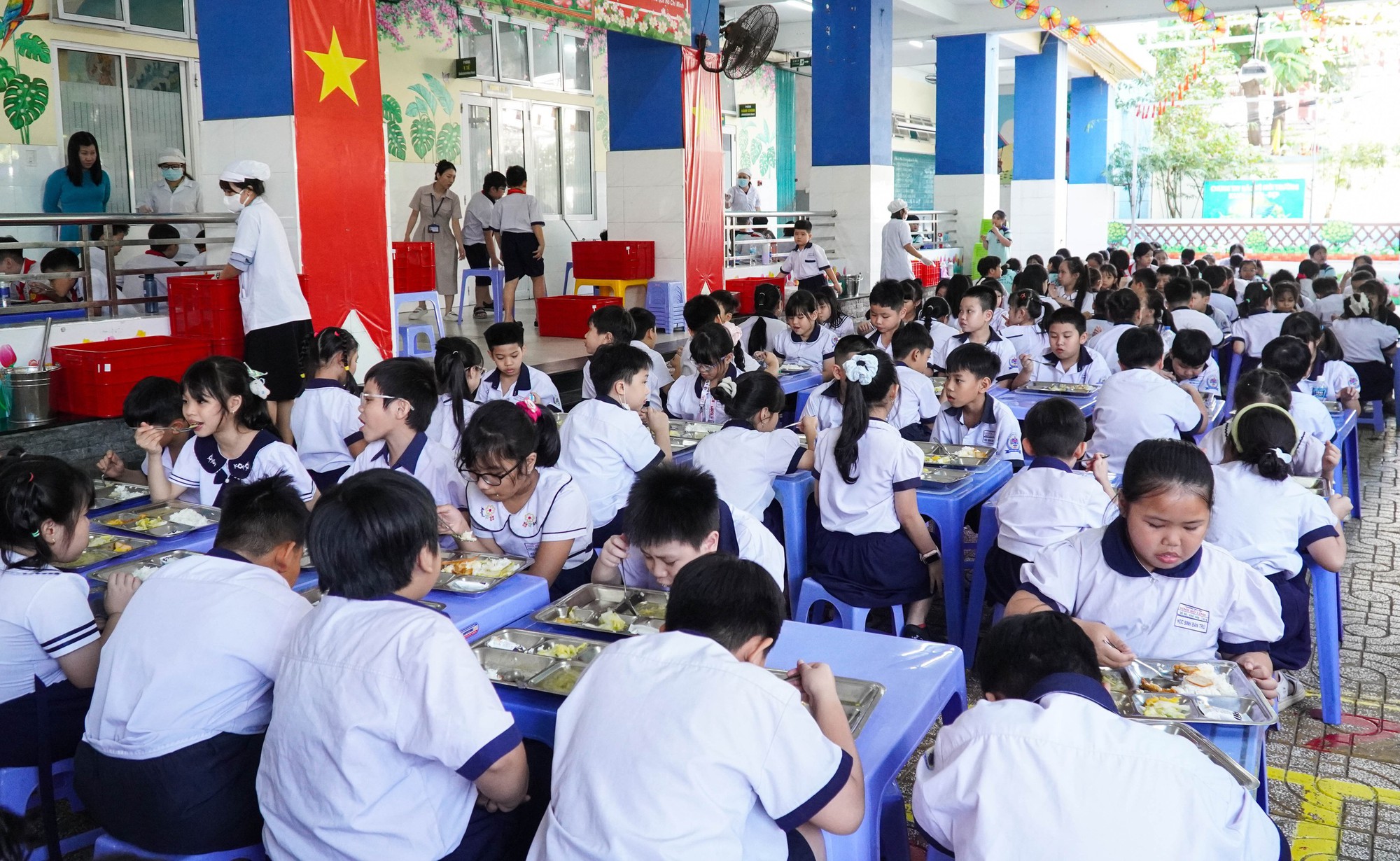 Trường Tiểu học Đinh Bộ Lĩnh tổ chức bữa ăn bán trú trở lại sau vụ Sago Food - Ảnh 5.