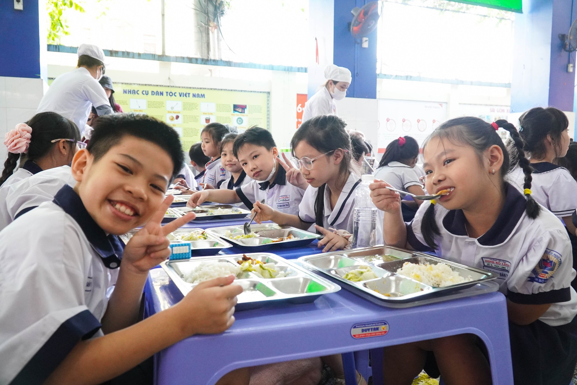 Trường Tiểu học Đinh Bộ Lĩnh tổ chức bữa ăn bán trú trở lại sau vụ Sago Food - Ảnh 9.