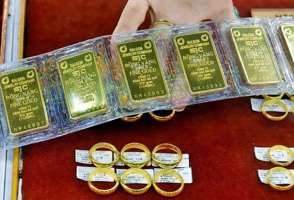 Giá vàng giảm mạnh chỉ còn hơn 160 triệu/cây: Người xếp hàng mua phải biết điều này để không mất công