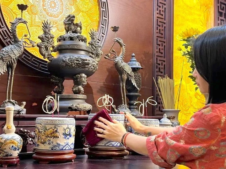 Những điều kiêng kỵ khi vệ sinh bàn thờ cuối năm để giữ trang nghiêm - Ảnh 2.