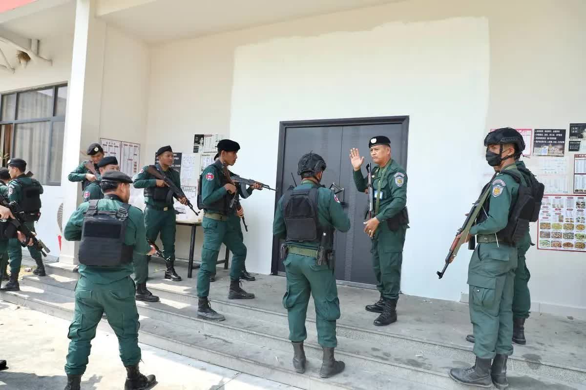 Campuchia triệt phá trung tâm lừa đảo lớn, bắt giữ hơn 2.000 người nước ngoài- Ảnh 1.