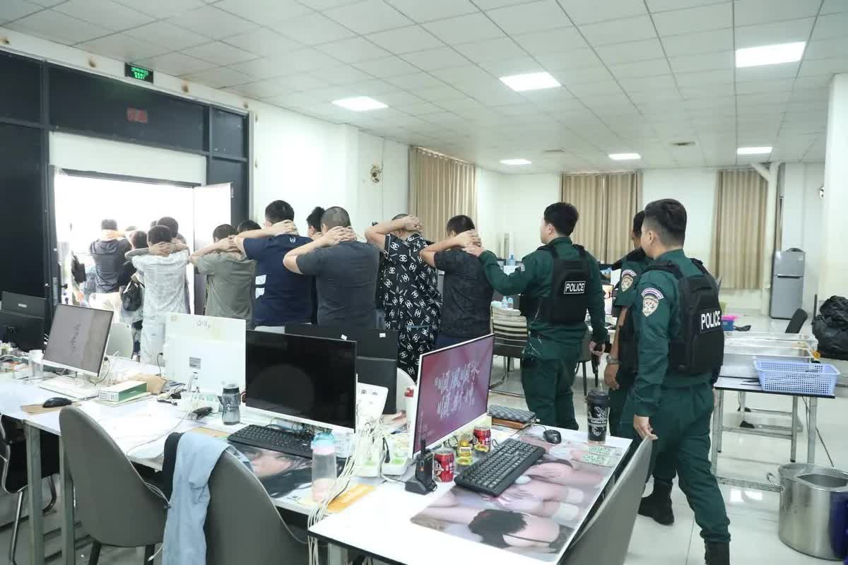 Campuchia triệt phá trung tâm lừa đảo lớn, bắt giữ hơn 2.000 người nước ngoài- Ảnh 2.