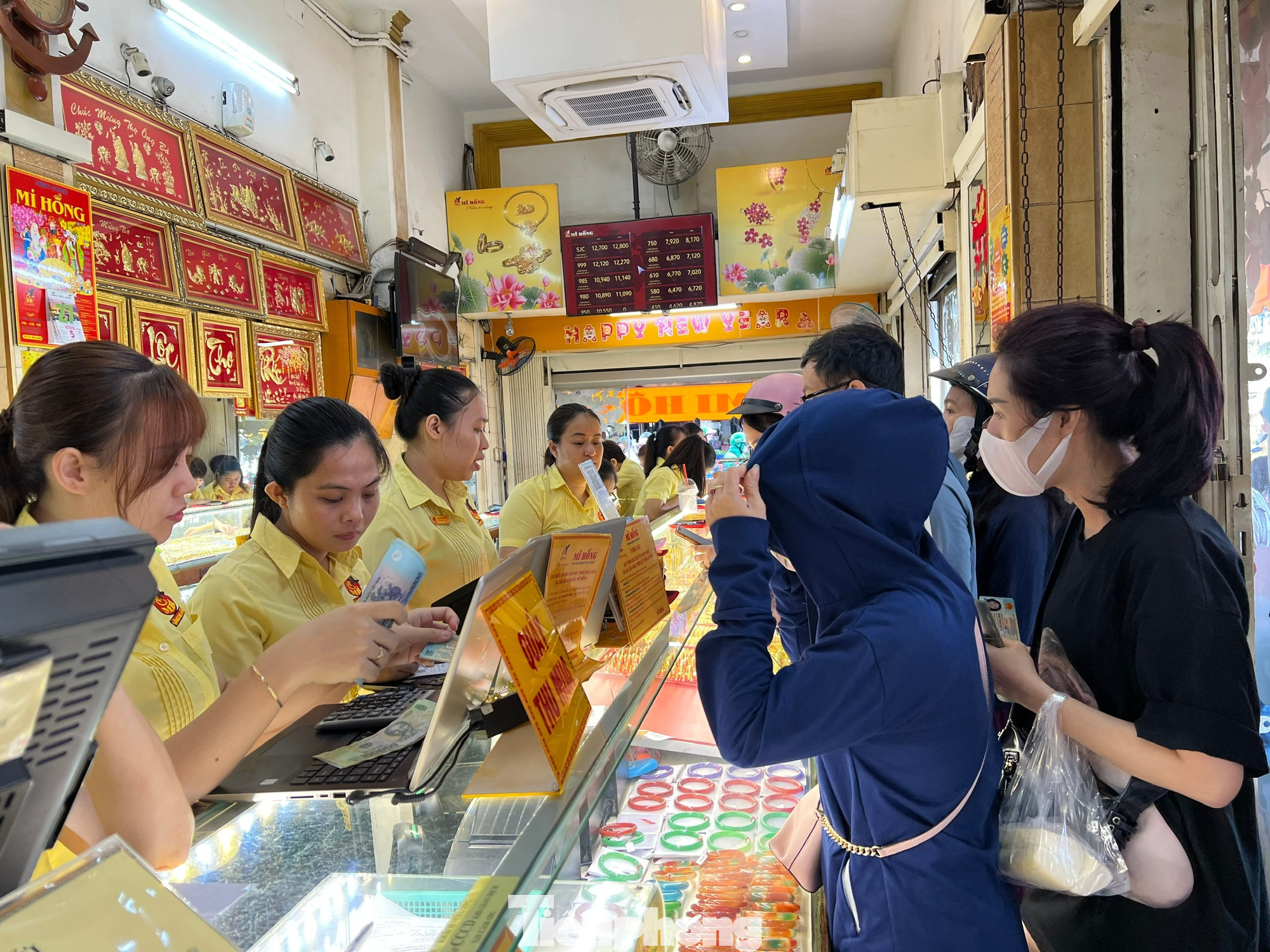 Giá vàng giảm mạnh chỉ còn hơn 160 triệu/cây: Người xếp hàng mua phải biết điều này để không mất công