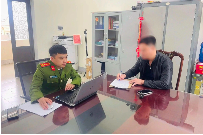 Người đàn ông chặn xe khác tại Hà Tĩnh: Bất ngờ về quan hệ và danh tính - Ảnh 1. Người đàn ông chặn xe khác tại Hà Tĩnh: Bất ngờ về quan hệ và danh tính - Ảnh 1.