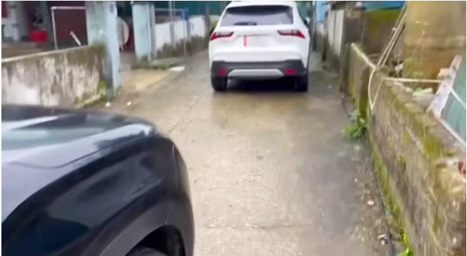 Người đàn ông chặn xe khác tại Hà Tĩnh: Bất ngờ về quan hệ và danh tính - Ảnh 2. Người đàn ông chặn xe khác tại Hà Tĩnh: Bất ngờ về quan hệ và danh tính - Ảnh 2.