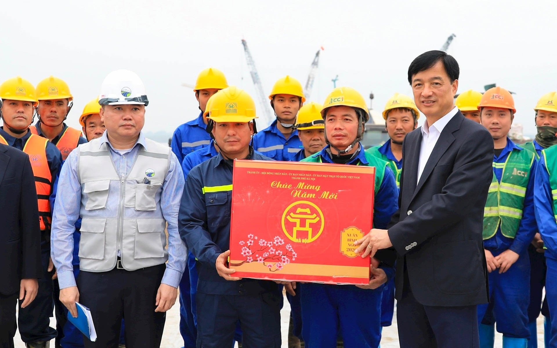 Công nhân làm việc xuyên Tết Bính Ngọ 2026 tại các công trình trọng điểm Hà Nội - Ảnh 5.