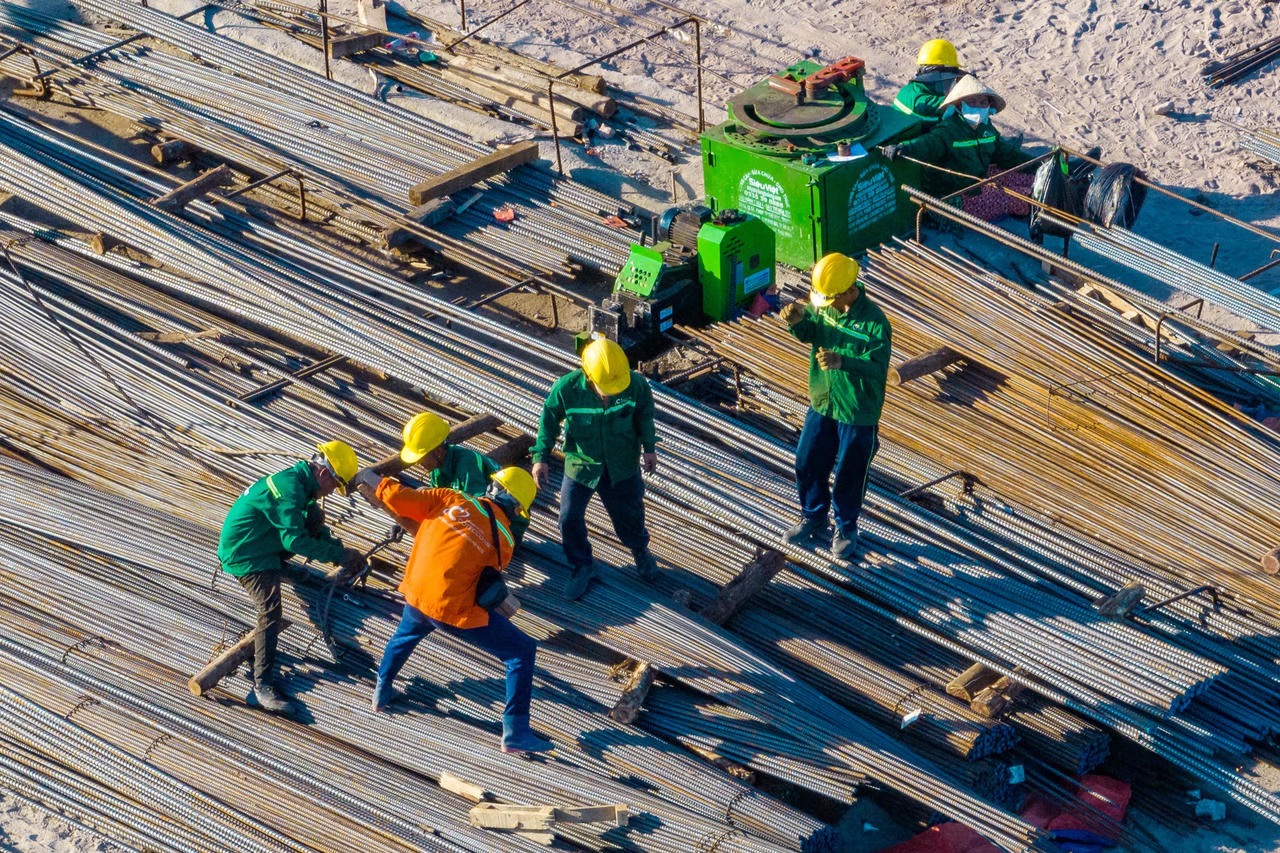 Công nhân làm việc xuyên Tết Bính Ngọ 2026 tại các công trình trọng điểm Hà Nội - Ảnh 4.