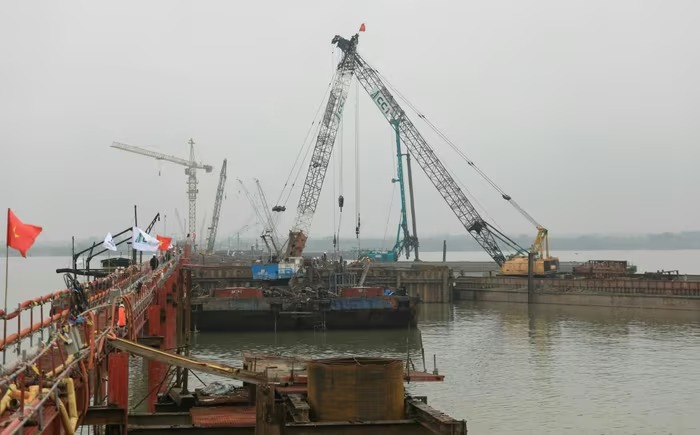 Công nhân làm việc xuyên Tết Bính Ngọ 2026 tại các công trình trọng điểm Hà Nội - Ảnh 6.