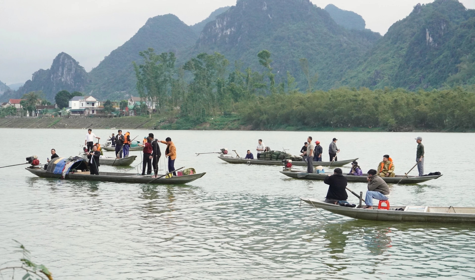 Bi kịch gia đình 7 người chìm thuyền trên sông khi đi chúc Tết - Ảnh 1.