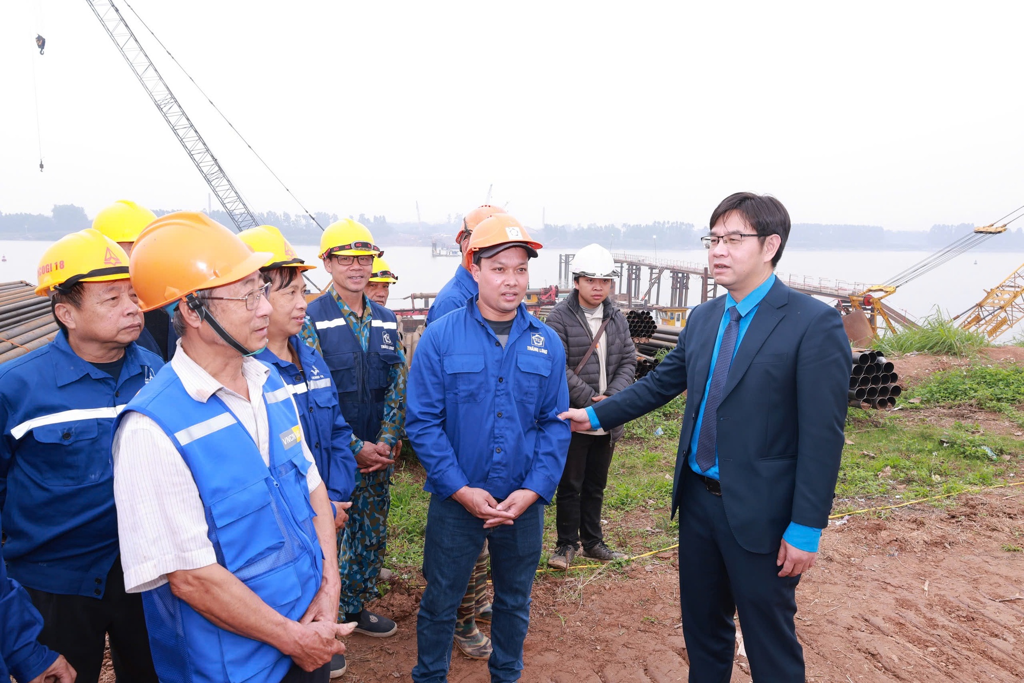 Công nhân làm việc xuyên Tết Bính Ngọ 2026 tại các công trình trọng điểm Hà Nội - Ảnh 1.