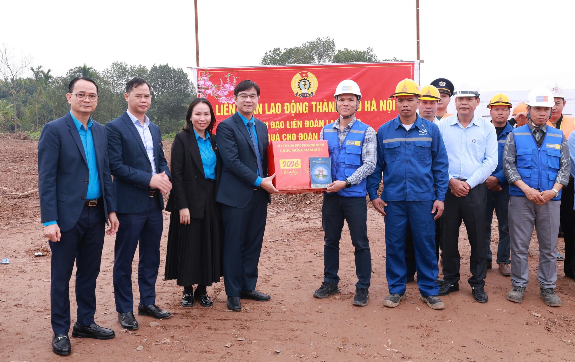 Công nhân làm việc xuyên Tết Bính Ngọ 2026 tại các công trình trọng điểm Hà Nội - Ảnh 3.