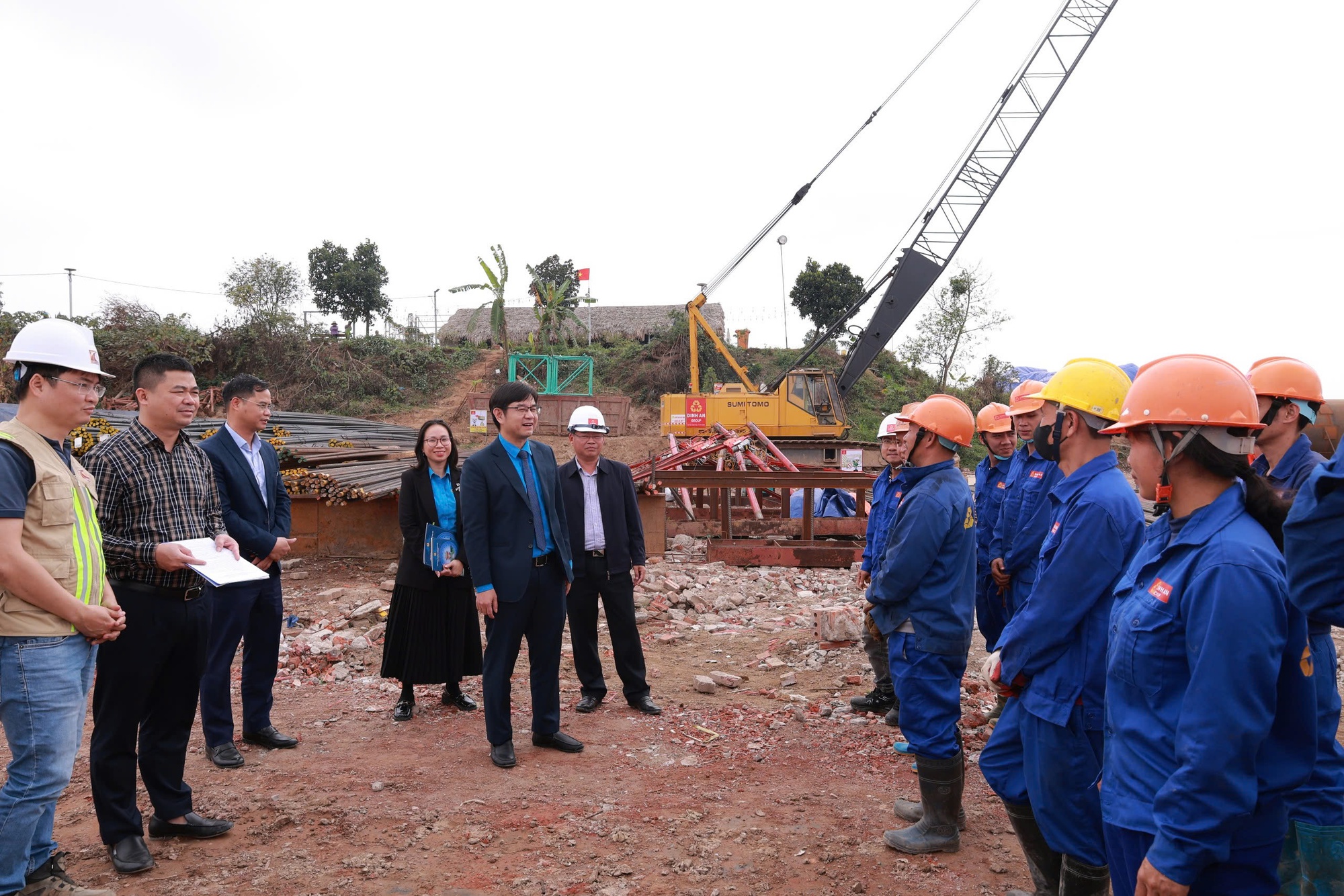 Công nhân làm việc xuyên Tết Bính Ngọ 2026 tại các công trình trọng điểm Hà Nội - Ảnh 2.