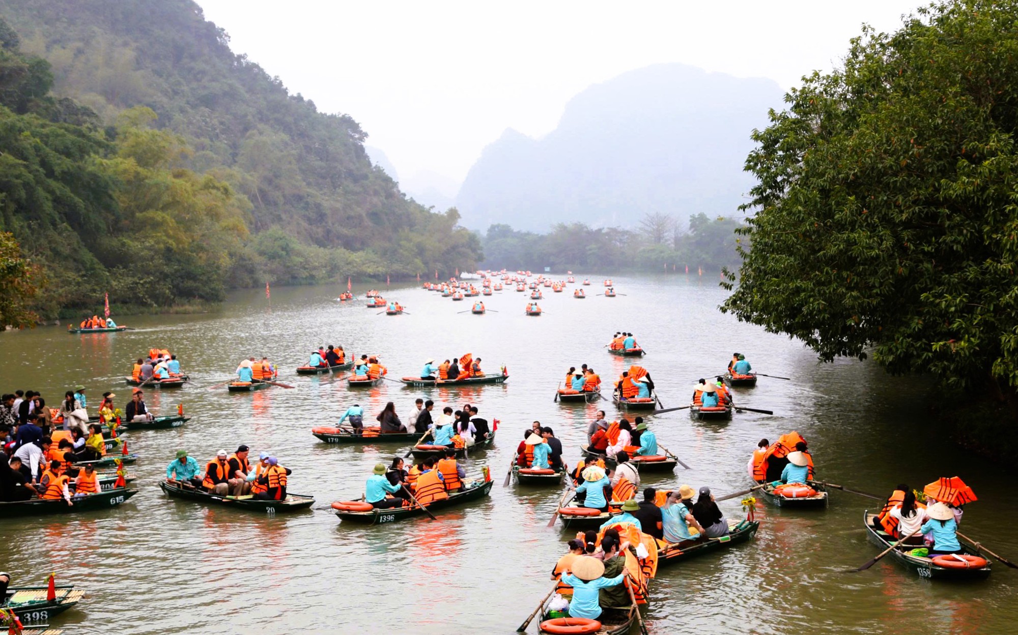6 ngày đầu nghỉ Tết, du lịch Ninh Bình đón gần 1,4 triệu lượt khách - Ảnh 2.