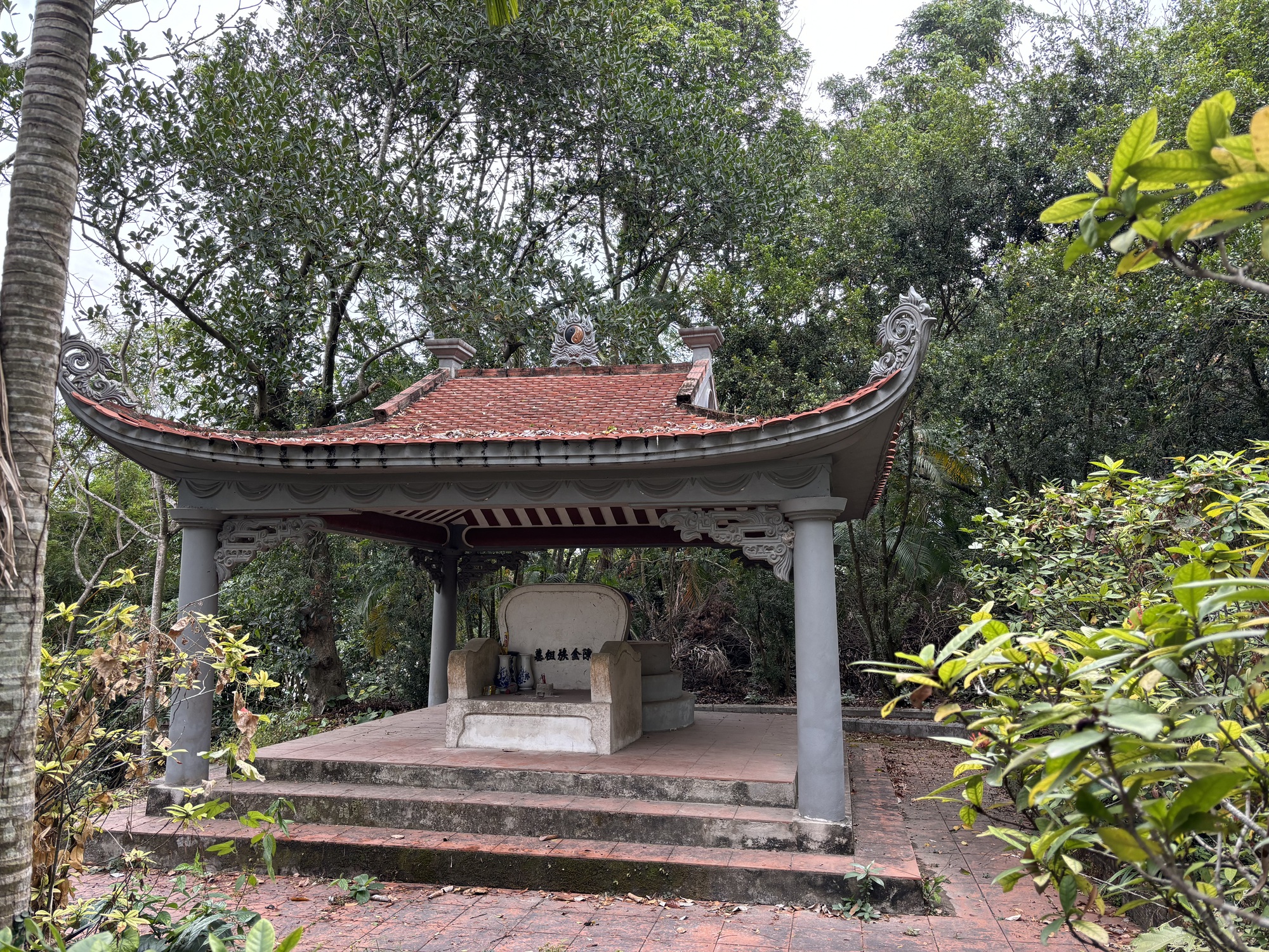 Ngọn núi cao chưa đến 100m, được mệnh danh là "núi rồng": Trên đỉnh có di tích quốc gia gần 1000 tuổi - Ảnh 4.