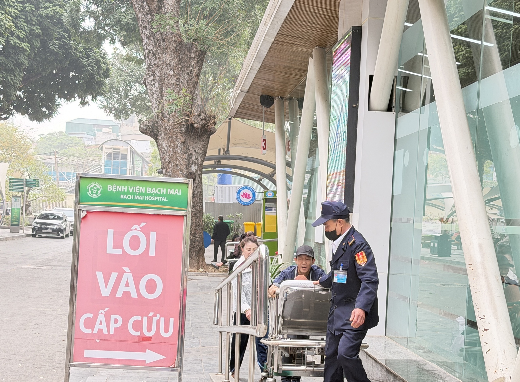 Hai bệnh viện tuyến cuối căng mình cấp cứu dịp Tết - Ảnh 3.