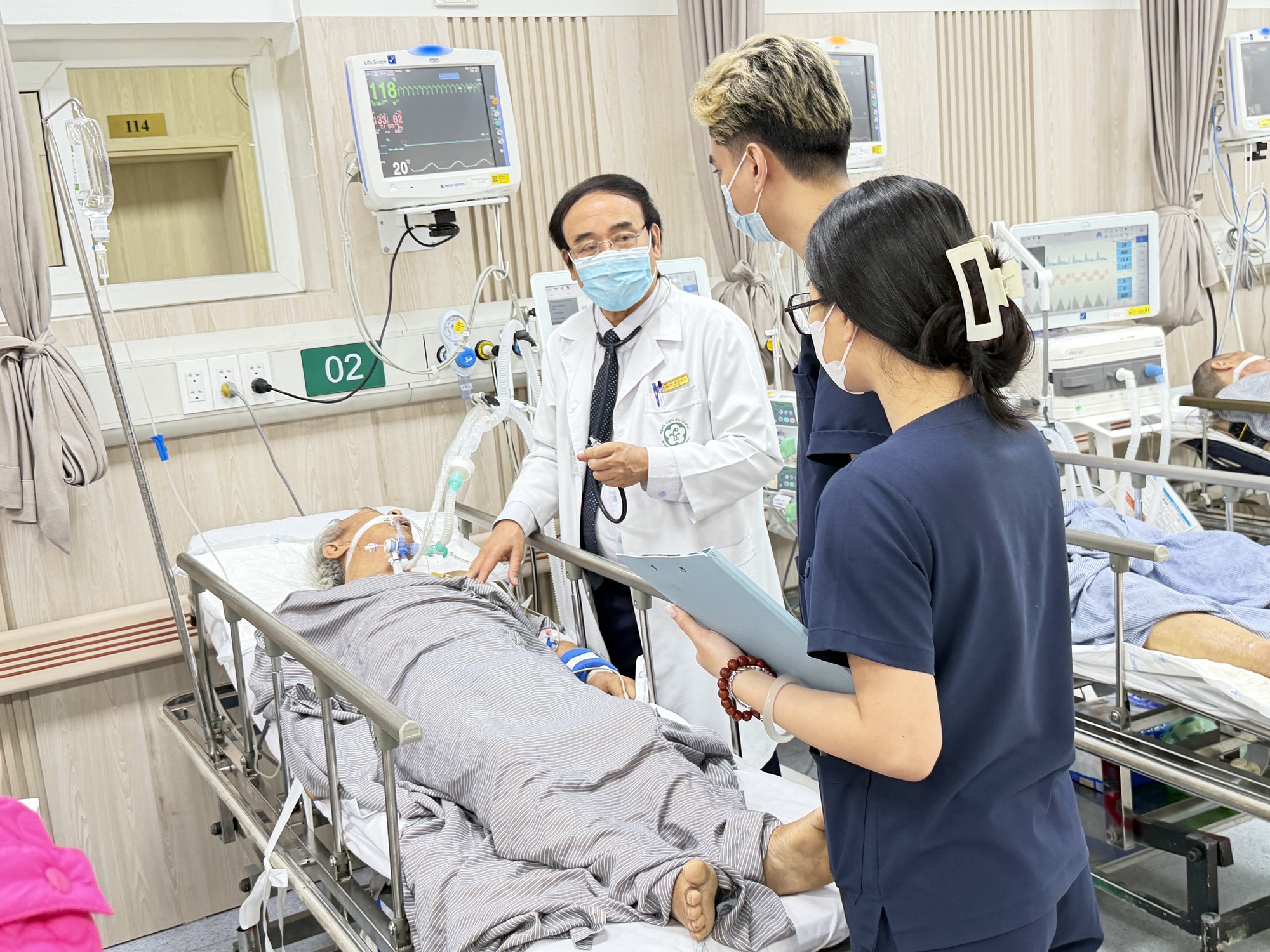 Hai bệnh viện tuyến cuối căng mình cấp cứu dịp Tết - Ảnh 4.