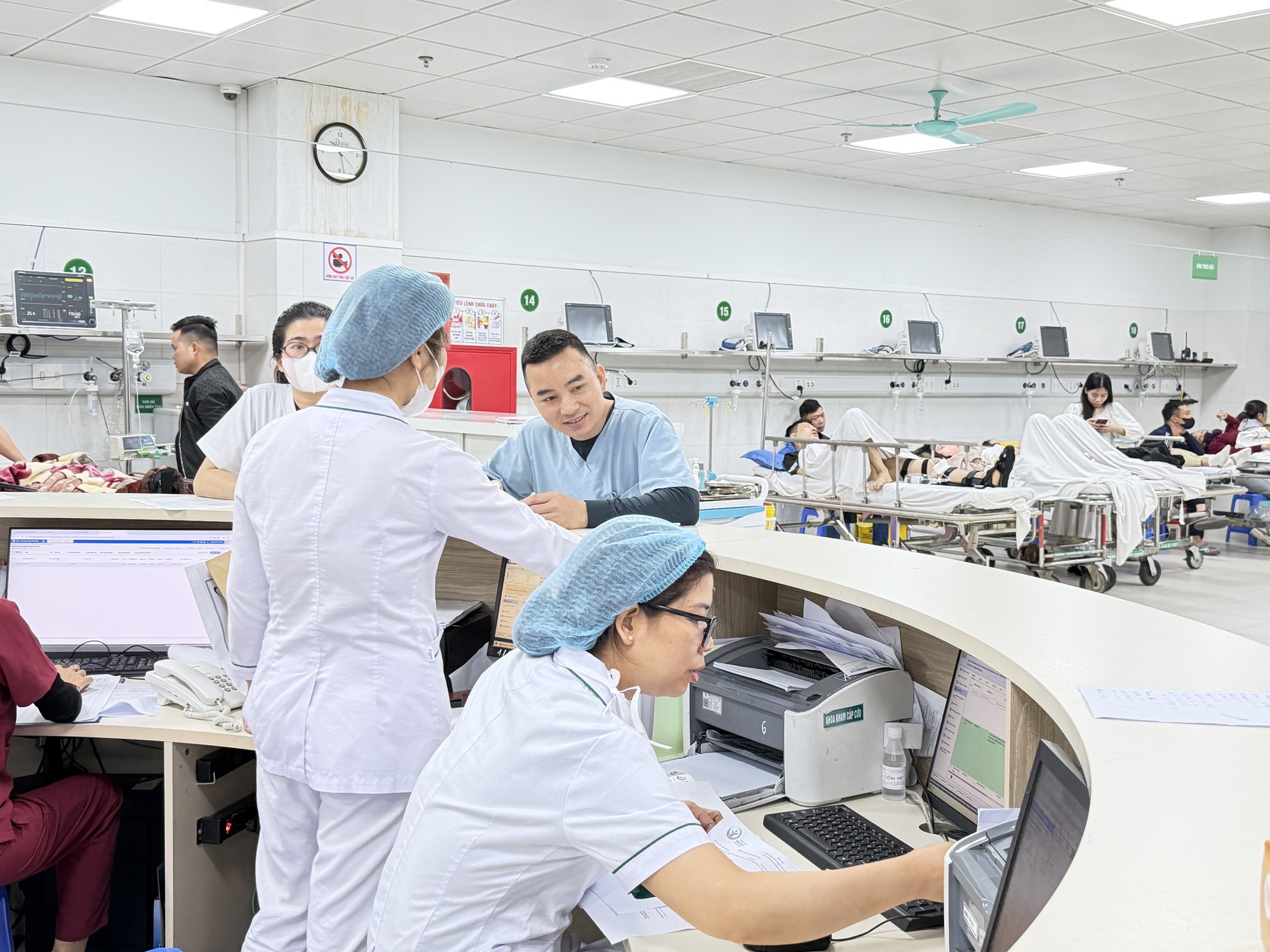 Hai bệnh viện tuyến cuối căng mình cấp cứu dịp Tết - Ảnh 13.