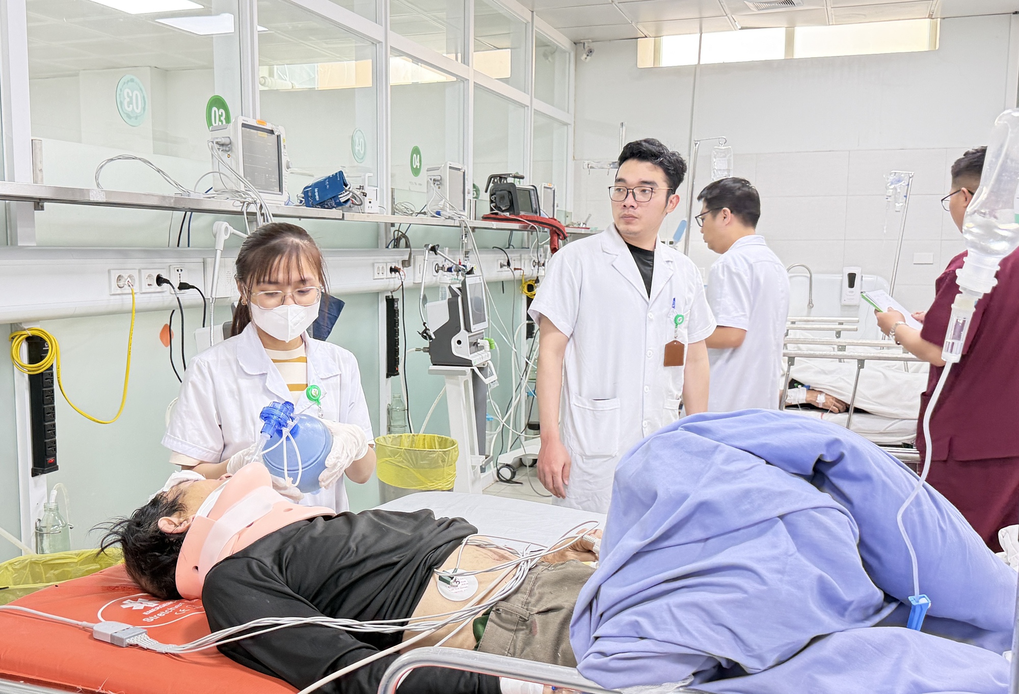 Hai bệnh viện tuyến cuối căng mình cấp cứu dịp Tết - Ảnh 9.