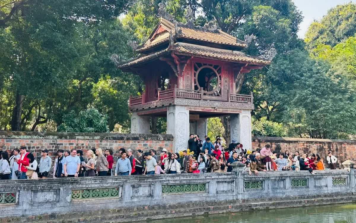 Thời tiết nắng ấm ngày mùng 4 tháng Giêng đã tạo điều kiện thuận lợi cho người dân đi trẩy hội. Đặc biệt tại Văn Miếu - Quốc Tử Giám, lượng du khách đổ về tham quan đã tăng đột biến ngay trong ngày đầu triển khai chính sách miễn phí vé vào cửa.