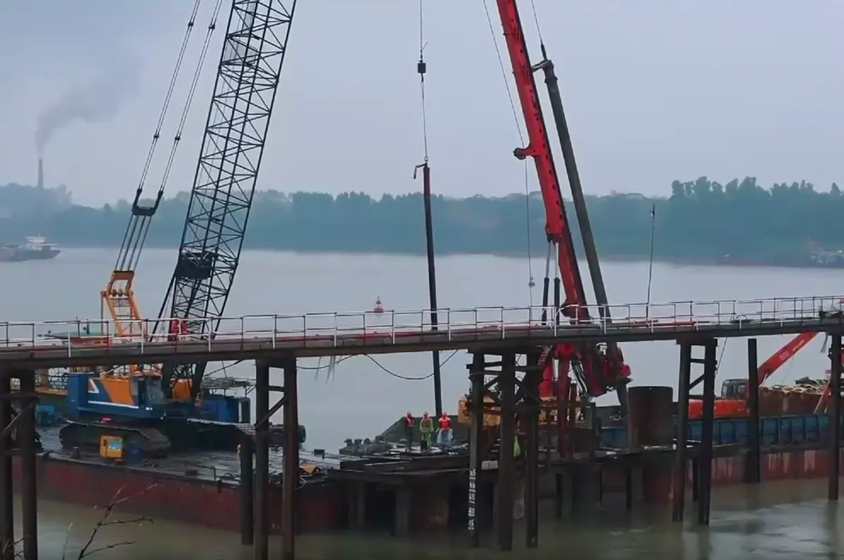 Hà Nội: Xuyên Tết trên những cây cầu vượt sông Hồng - Ảnh 3.