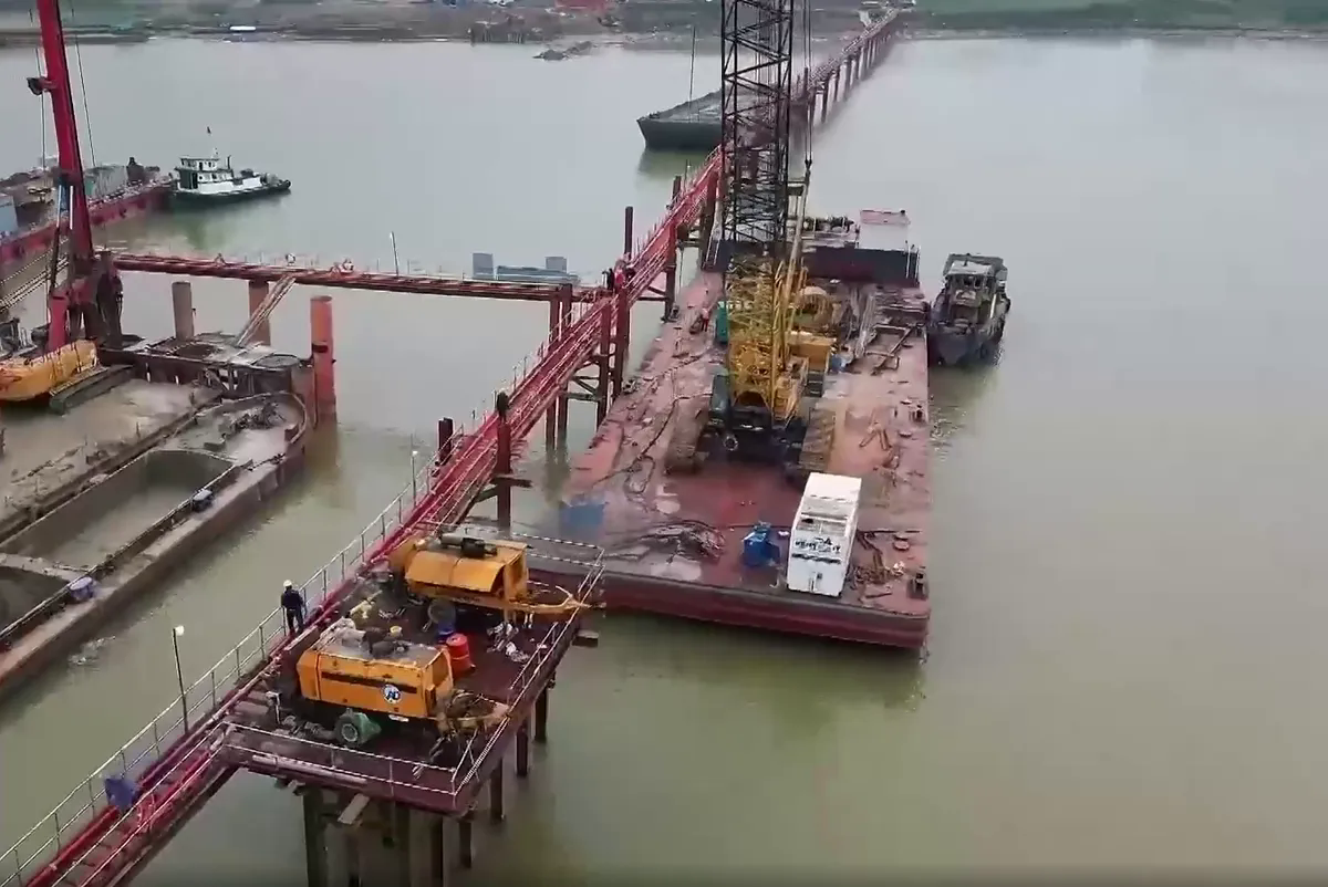 Hà Nội: Xuyên Tết trên những cây cầu vượt sông Hồng - Ảnh 2.