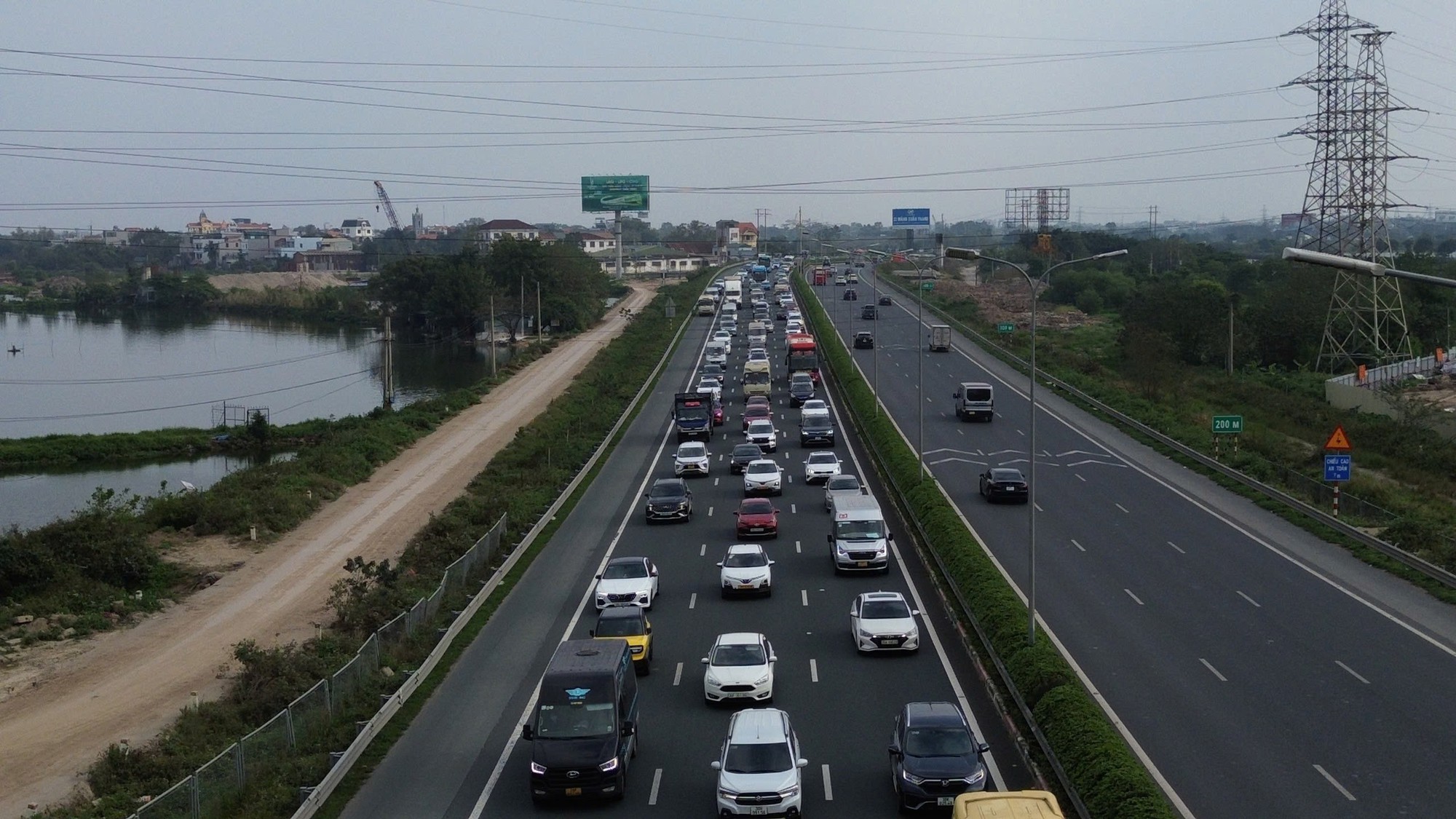 Chưa hết kỳ nghỉ Tết, dòng xe nối dài chờ vào Hà Nội- Ảnh 4.