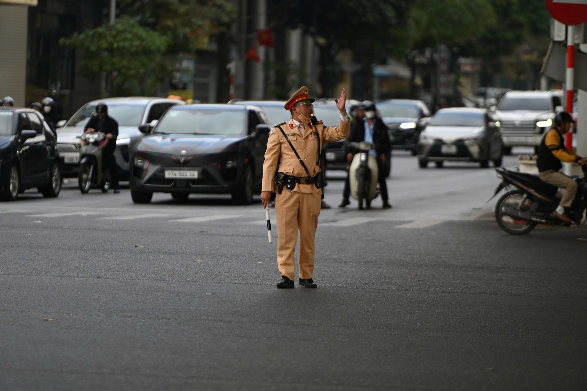 Chưa hết kỳ nghỉ Tết, dòng xe nối dài chờ vào Hà Nội- Ảnh 3.