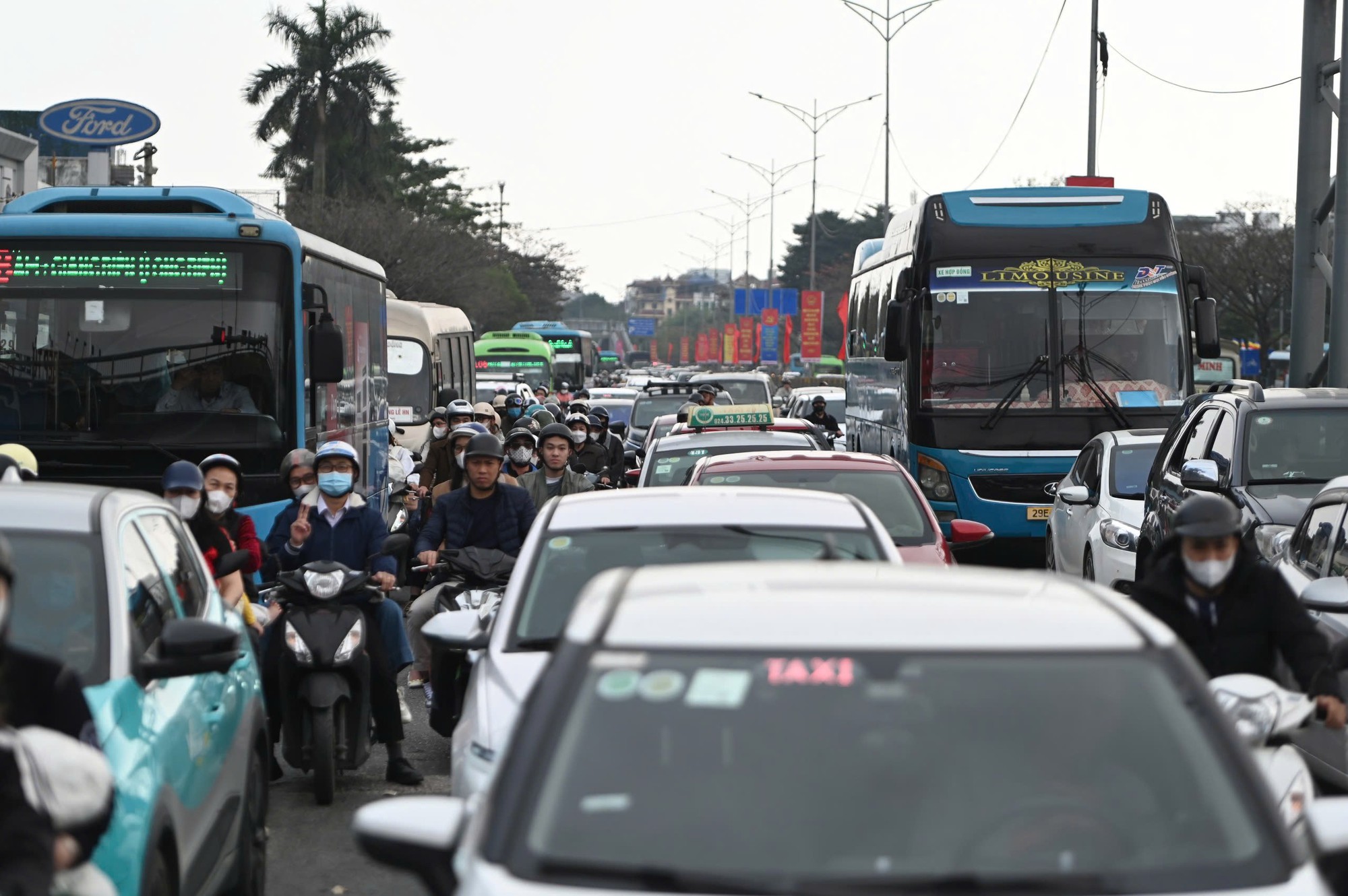 Chưa hết kỳ nghỉ Tết, dòng xe nối dài chờ vào Hà Nội- Ảnh 9.