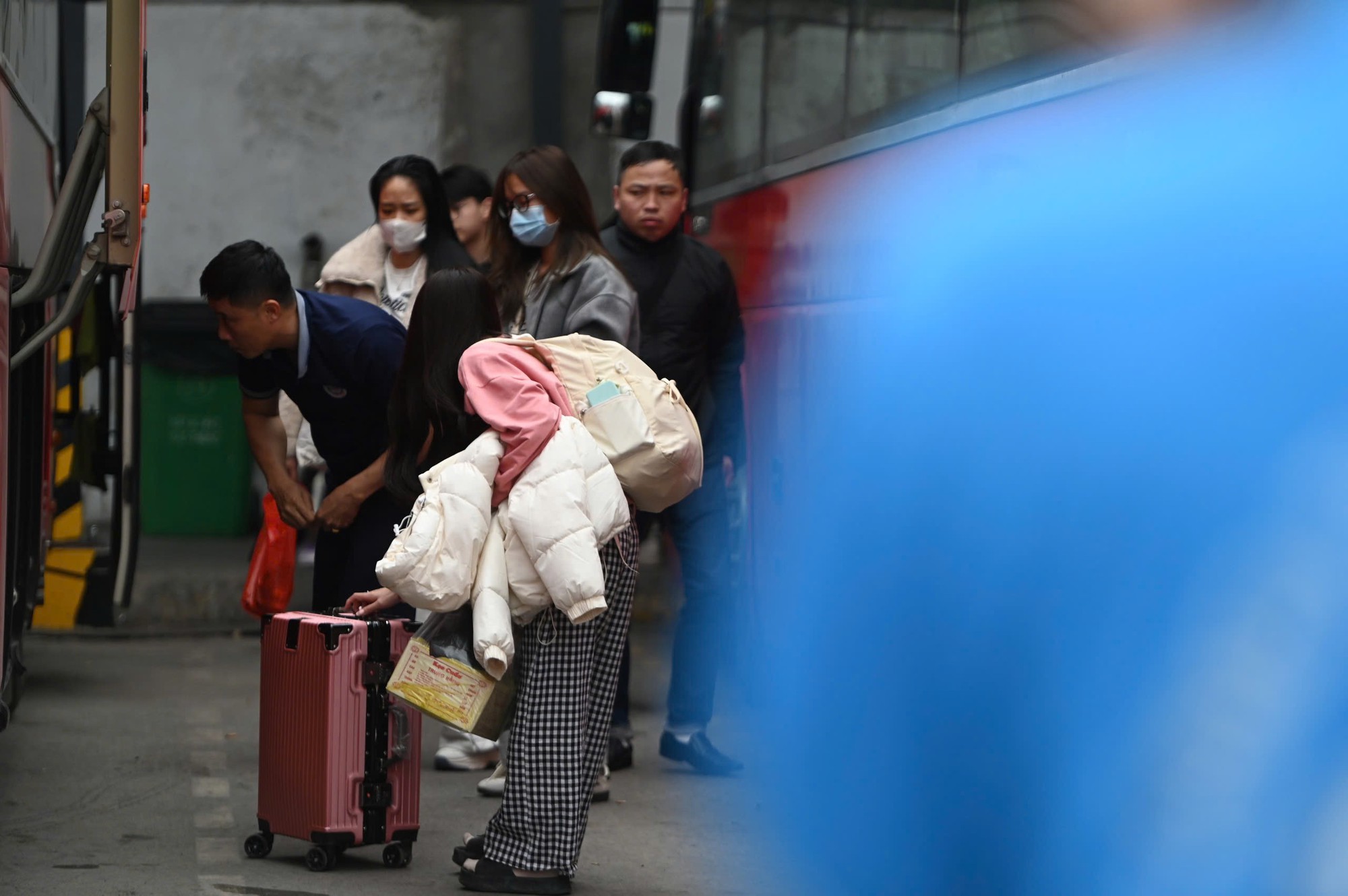 Chưa hết kỳ nghỉ Tết, dòng xe nối dài chờ vào Hà Nội- Ảnh 6.